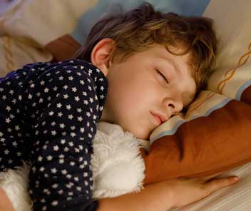 Comprendre pourquoi votre enfant fait pipi au lit